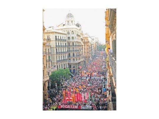 Barcelona fue una de las ciudades españolas en las que las protestas contra el histórico ajuste más se hicieron sentir. Para el Gobierno conservador, el ahorro de 65.000 millones de euros es fundamental para poder seguir pagando los salarios de los empleados públicos.
