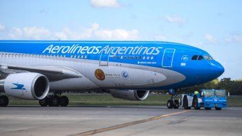 La empresa Aerolíneas Argentinas advirtió sobre la existencia de falsos perfiles en las redes sociales.