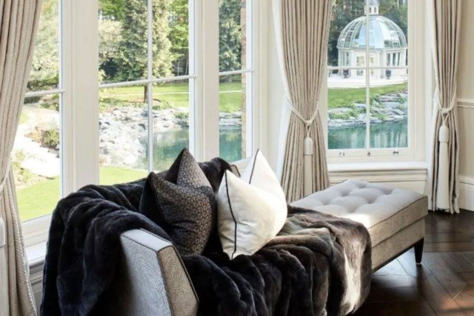 La vivienda sorprende por dos acres con lago, pileta y decoración de estilo georgiana. La vivienda sorprende por dos acres con lago, pileta y decoración de estilo georgiana.