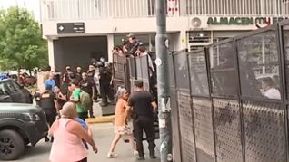 En las inmediaciones del complejo habitacional se vivieron momentos de tensión. (Foto captura C5N).