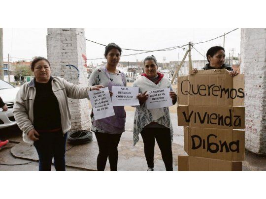 Reclamo. Las familias que viven en el edificio abandonado reclamaron durante el acto en el que anunciaron la demolición del Elefante Blanco.
