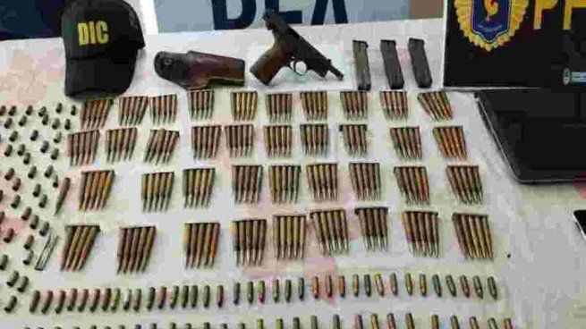 Las armas y las municiones que fueron encontradas en los domicilios allanados por la desaparición de Loan