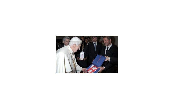 Regalo. Simeone entrega la camiseta de Atlético de Madrid a Benedicto XVI.