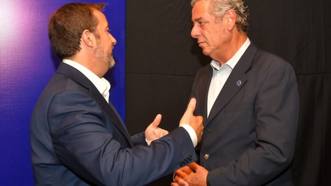 El presidente de la Coviar, Mario González, (izq) con el presidente de la Sociedad Rural Argentina, Nicolás Pino.