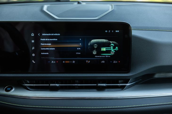 El sistema híbrido inteligente alterna automáticamente entre distintos modos de propulsión (eléctrico, mixto o a combustión) para maximizar el rendimiento y la suavidad de manejo. El sistema híbrido inteligente alterna automáticamente entre distintos modos de propulsión (eléctrico, mixto o a combustión) para maximizar el rendimiento y la suavidad de manejo.