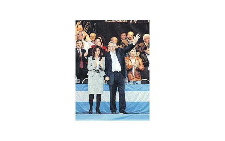 ámbito.com | Néstor y Cristina Kirchner anoche en la cancha de Almagro.Volaban las piedras cuando el nuevo jefe del PJ presentó asu esposa como oradora central.