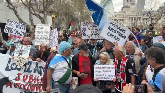 Jubilados y jubiladas volvieron a marchar para reclamaron contra el ajuste de los haberes. En la movilización estuvo Fabián Grillo, padre del fotoperiodista Pablo Grillo.