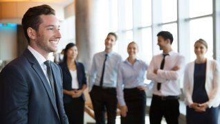 Un líder potenciador entiende que su rol principal no es ser el primero, sino estar al servicio del otro. Un líder potenciador entiende que su rol principal no es ser el primero, sino estar al servicio del otro.