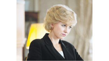 Naomi Watts como Diana Spencer en el film de Oliver Hirschbiegel:  “The Guardian” escribió que esta película parece “un complot del MI5 para ensuciar su nombre y hacerla parecer de plástico y absurda”.