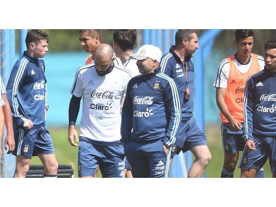 Sampaoli sigue con sus pruebas, pero no da más que pistas