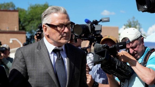 Alec Baldwin no volverá a juicio, por ahora. 