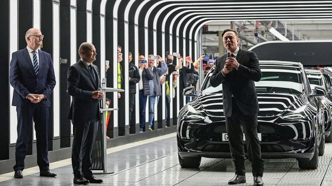 elon musk en Alemania junto a olaf scholtz.jpg
