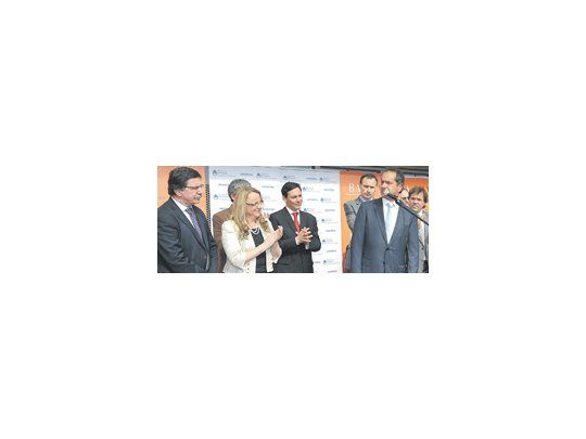 Alicia Kirchner, en preensayo como candidata. Se mostró ayer con Daniel Scioli en un acto en La Plata.