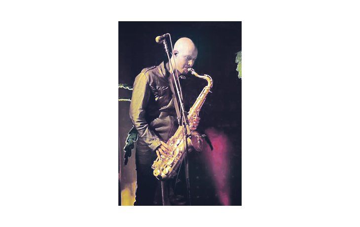 Thomas Marth, saxofonista del grupo «The Killers», fue hallado muerto el lunes en su domicilio de Las Vegas, en un aparente suicidio. Tenía 33 años.