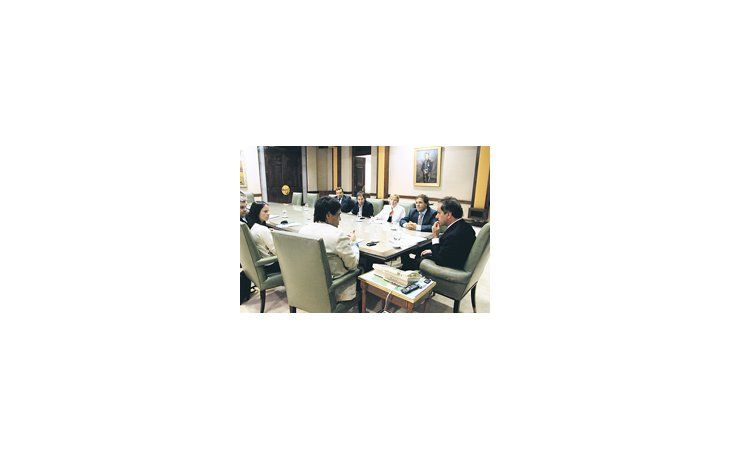 ámbito.com | Daniel Scioli estuvo acompañado por Alberto Pérez y la ministra de Gobierno, Cristina Álvarez Rodríguez. Jorge Macri llegó con la diputada nacional por el PRO Soledad Martínez; el jefe de Gabinete, Eduardo Gasulla; el secretario de Gobierno, César Torres;