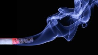Tabaquismo en hombres: fumar implica un 37% más de riesgo de fracturas