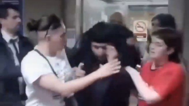 Como el joven se negaba a retirarse, varios estudiantes lo tomaron de los brazos y las piernas y lo sacaron a la fuerza.