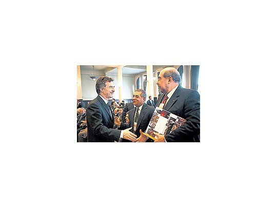 Mauricio Macri ayer en Montevideo con el alcalde de Managua, Dionisio Marenco; y el deSanto Domingo, Roberto Salcedo, durante la XIII Asamblea de la Unión de Ciudades CapitalesIberoamericanas (UCCI).