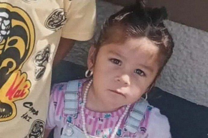 Esmeralda tiene 2 años y mide 60 centímetros. La última vez que se la vio fue en la puerta de su casa junto a su hermano.