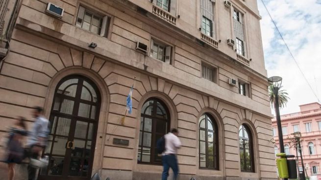 El amparo también cuestiona que el DNU elimina las fronteras entre la inteligencia estratégica y la seguridad interior, unificando organismos con lógicas y finalidades distintas.