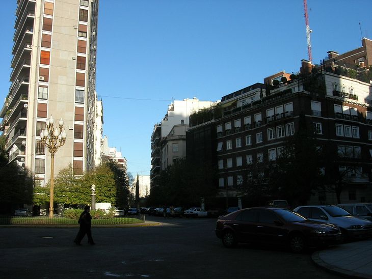 Vista de La Isla de Recoleta desde la Plaza Mitre, uno de los sectores residenciales más tradicionales y silenciosos de la Ciudad de Buenos Aires Vista de La Isla de Recoleta desde la Plaza Mitre, uno de los sectores residenciales más tradicionales y silenciosos de la Ciudad de Buenos Aires
