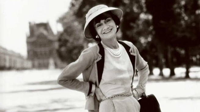 La visión empresarial de Coco Chanel la llevó a lanzar un perfume con su nombre, algo poco frecuente en esa época.