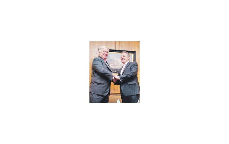 ámbito.com | Jorge Stuart Milne (Banco Patagonia) y Ademir Bendine (Banco do Brasil) celebran el cierre del acuerdo.