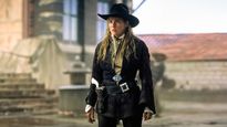 La protagonista enfrenta duelo tras duelo en esta película de Netflix que combina acción intensa, venganza personal y estética del western clásico.