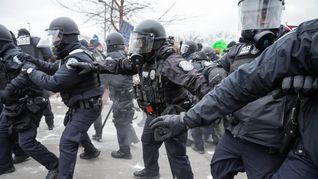 El ICE intensificó operativos en ciudades santuario, con detenciones masivas, presencia militarizada y fuerte impacto social.