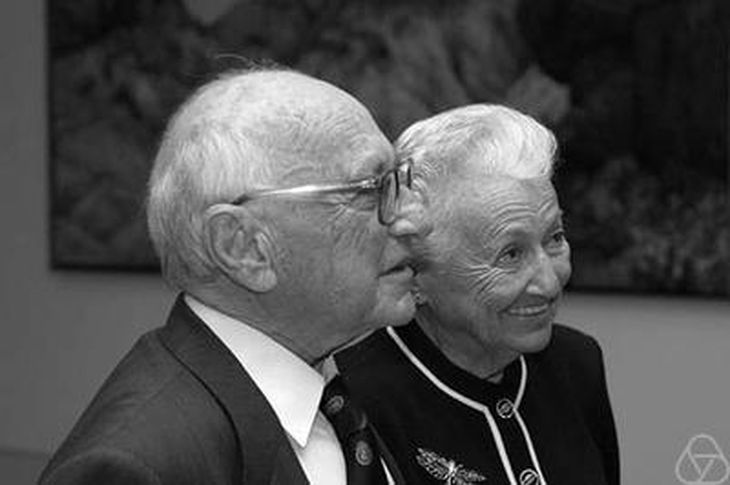 Milton Friedman y su esposa Rose. Pasados los 80 años de edad, Friedman comenzó a reconocer algunos de errores en su carrera, llegando a admitir “Hoy no insistiría tanto con la Teoría Cuantitativa del dinero…” Milton Friedman y su esposa Rose. Pasados los 80 años de edad, Friedman comenzó a reconocer algunos de errores en su carrera, llegando a admitir “Hoy no insistiría tanto con la Teoría Cuantitativa del dinero…”