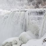 Las Cataratas del Niágara se congelaron por completo una sola vez, en marzo de 1848. Las Cataratas del Niágara se congelaron por completo una sola vez, en marzo de 1848.