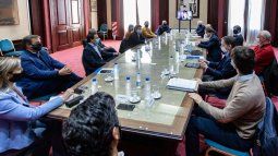 El gobernador bonaerense, Axel Kicillof, en una de las reuniones que mantuvo con intendentes para monitorear&nbsp;el avance del coronavirus.