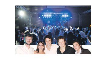 Boris Welyscko, Mercedes Moreno, Agustín Taussig, Nicolás Stamponi y Maxi Grapf, del Standard Bank, en fiesta (hubo hasta colados) en La Rural.