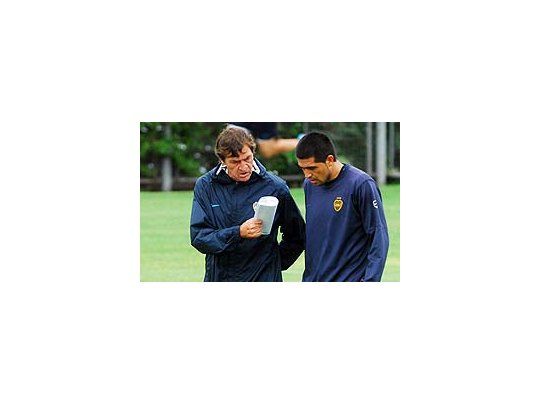 Julio César Falcioni dialoga con Juan Román Riquelme.