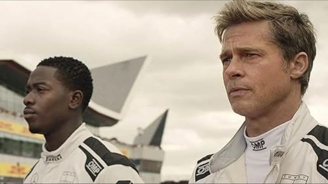 Damson Idris y Brad Pitt en F1, que llegó hoy a los cines argentinos.