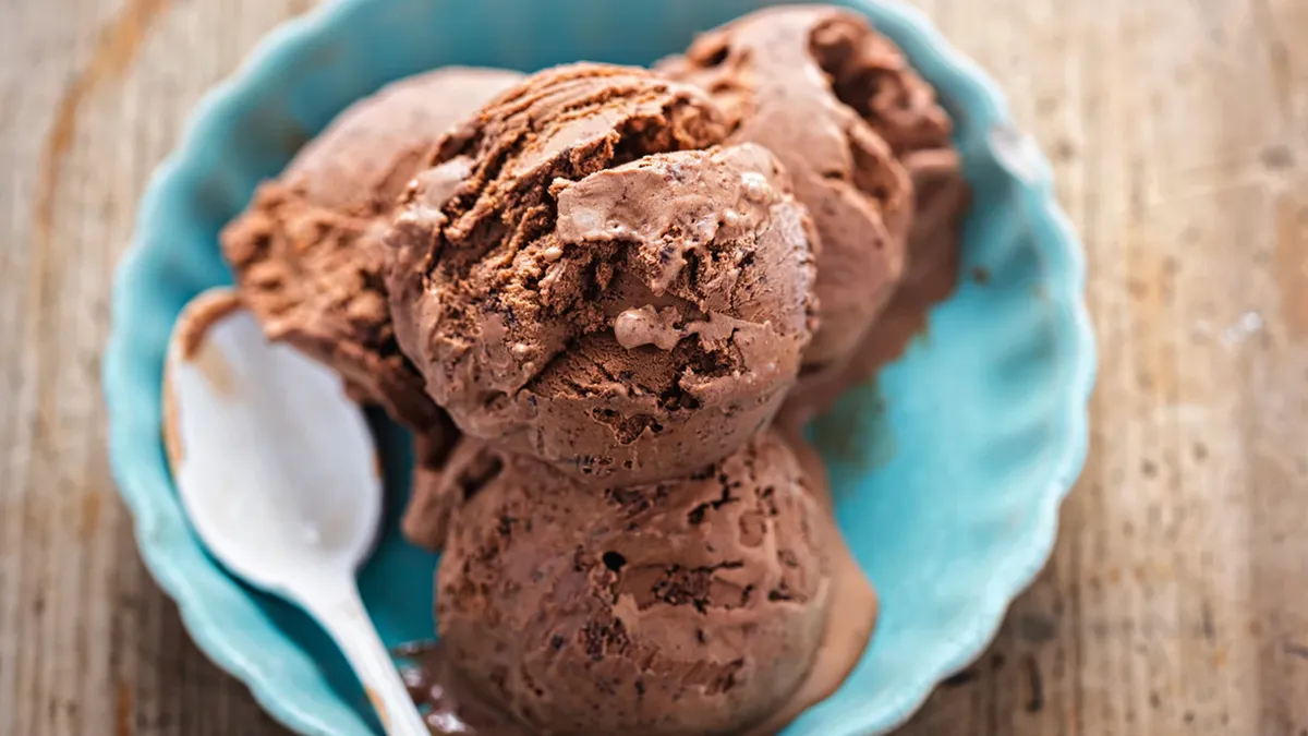 It has only two ingredients and none is sugar: how to make homemade and healthy chocolate ice cream based on a fruit