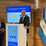 Vaca Muerta es una de las mejores fuentes de shale gas y petróleo del mundo, afirmó Claudio Descalzi, CEO de Eni, tras la firma del acuerdo por GNL con YPF. Vaca Muerta es una de las mejores fuentes de shale gas y petróleo del mundo, afirmó Claudio Descalzi, CEO de Eni, tras la firma del acuerdo por GNL con YPF.