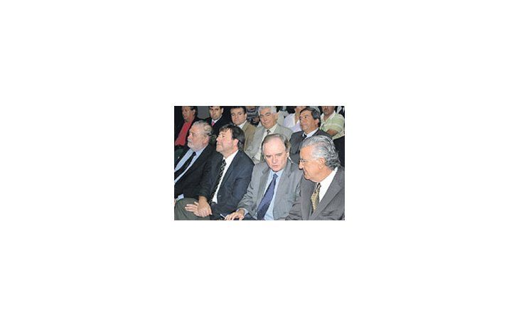 En la foto, entre otros, el embajador argentino Ginés GonzálezGarcía; el intendente de la IV Región (Coquimbo), Ricardo Cifuentes;y el gobernador, José Luis Gioja.