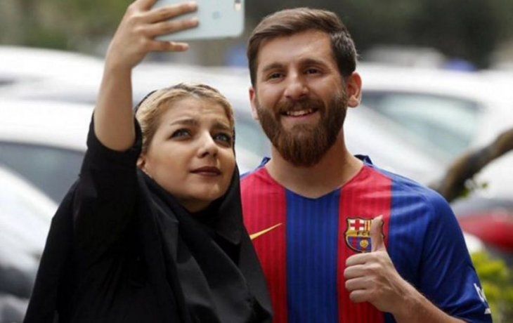 El Messi iraní sacandose una selfie con una mujer.