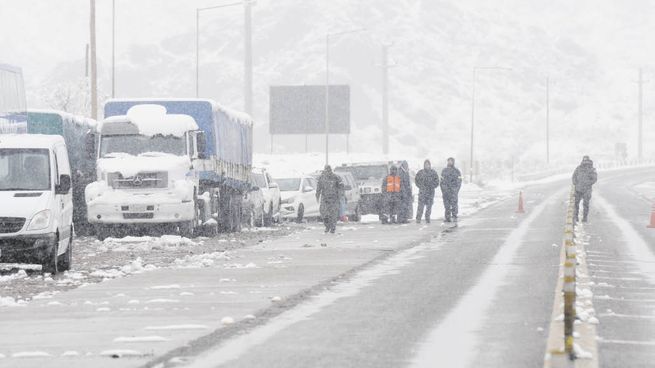 escenario. El feroz temporal de nieve que castigó a la zona cordillerana forzó el cierre del paso internacional Cristo Redentor, lo que provocó la acumulación de camiones de uno y del otro lado del límite con Chile.
