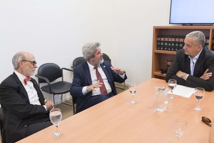 Rodríguez Anido en la Argentina, en 2020, junto a el embajador canadiense David Usher y el secretario de DDHH de la Nación, Horacio Pietragalla Corti. Rodríguez Anido en la Argentina, en 2020, junto a el embajador canadiense David Usher y el secretario de DDHH de la Nación, Horacio Pietragalla Corti.