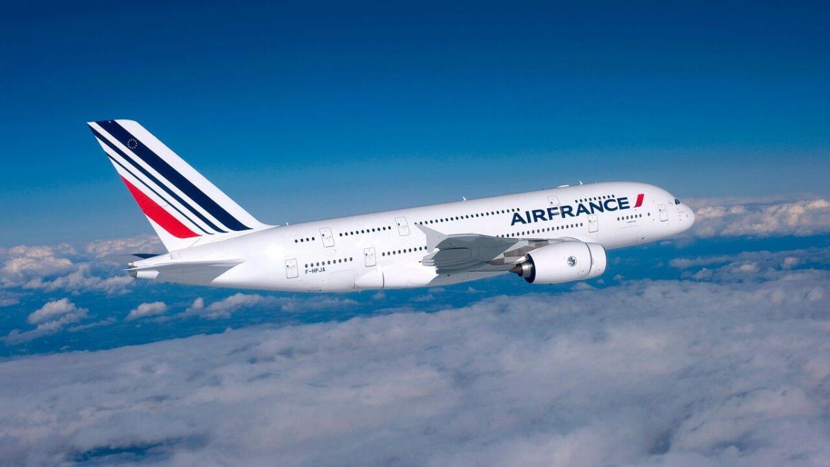 He traveled trapped in the landing gear from Algeria to Paris and is now fighting for his life