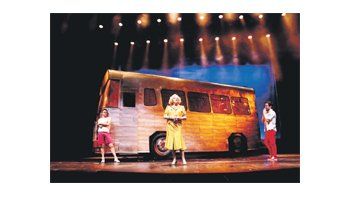 Pepe Cibrián Campoy le aporta humor, dignidad y elegancia al papel más agradecido de este musical, que cuenta además con tres exquisitas cantantes, el siempre eficaz Omar Calicchio y una producción costosa que está a la altura del original.