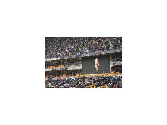 El funeral de Estado de Nelson Mandela convocó a 95 mil personas en el estadio de fútbol FNB de Soweto, a pesar de la intensa lluvia. Más de 90 dignatarios dijeron presente en la ceremonia, como el vicepresidente argentino, Amado Boudou.