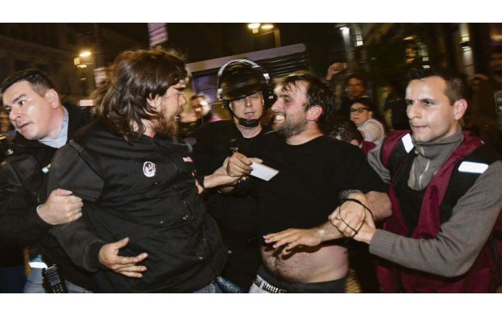 ámbito.com | Liberados. Los detenidos tras la marcha del pasado viernes donde se reclamaba por la aparición de Maldonado fueron puestos en libertad por el juez Martínez de Giorgi. Los incidentes, parece, no tienen responsables.