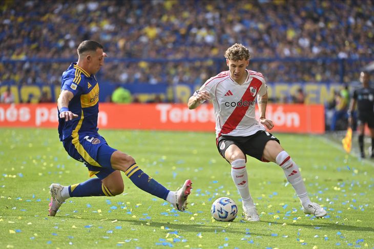 Facundo Colidio encara a Lema. El delantero Millonario será el único que esté presente como titular esta tarde en el Monumental, mientras que el defensor aguardará por su oportunidad en el banco de suplentes.