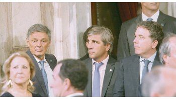 ámbito.com | CUMBRE. La diputada nacional Susana Balbo le da la bienvenida a los ministros de Producción, Francisco Cabrera; de Finanzas, Luis Caputo; y de Hacienda, Nicolás Dujovne, antes de la llegada de Mauricio Macri al Congreso.