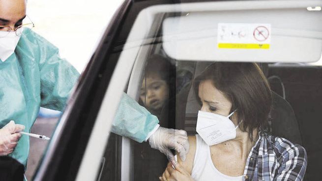 Medidas. El uso del pase sanitario busca forzar la vacunación porque muchas personas se resisten a hacerlo. Eso está generando el aumento de las protestas.