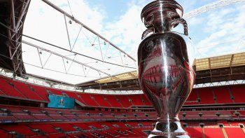 uefa sostiene los cincos cambios y permitira publico en la eurocopa
