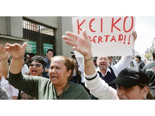 RESPALDO. Seguidores de Keiko Fujimori mostraron su apoyo en las inmediaciones de la fiscalía en Lima, donde estaba bajo arresto.